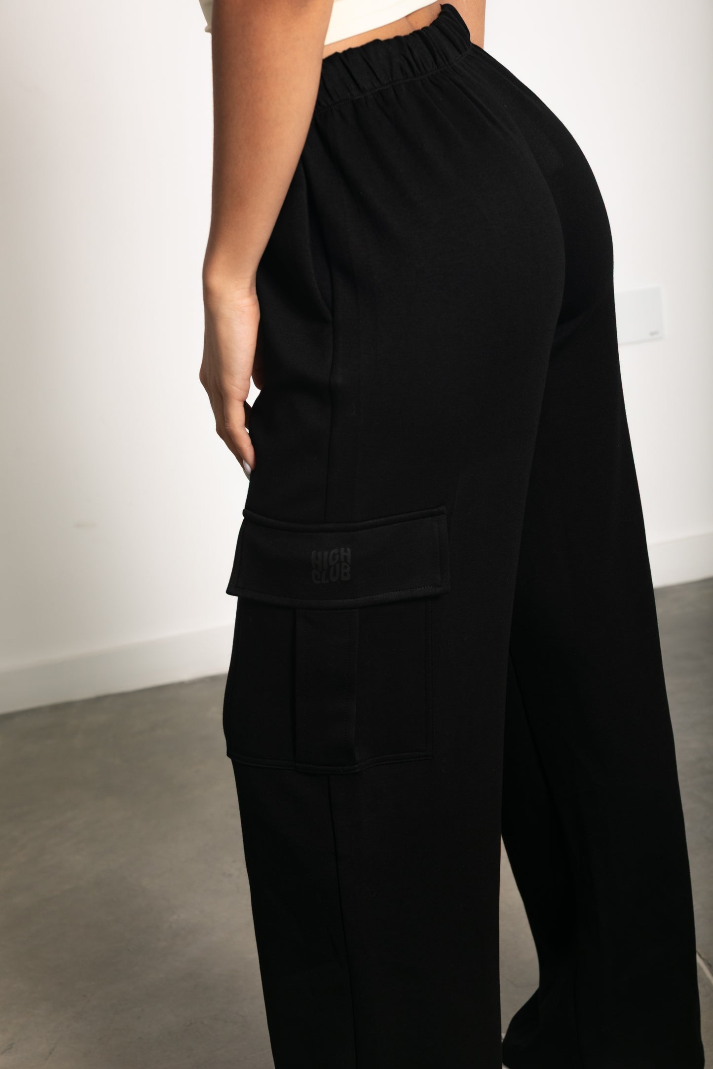 LOS CARGOS CÓMODOS / NEGRO