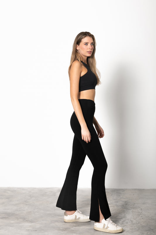 MALLAS ESCULPIDAS CON ABERTURA LATERAL Y VUELO ACAMPANADO / NEGRO