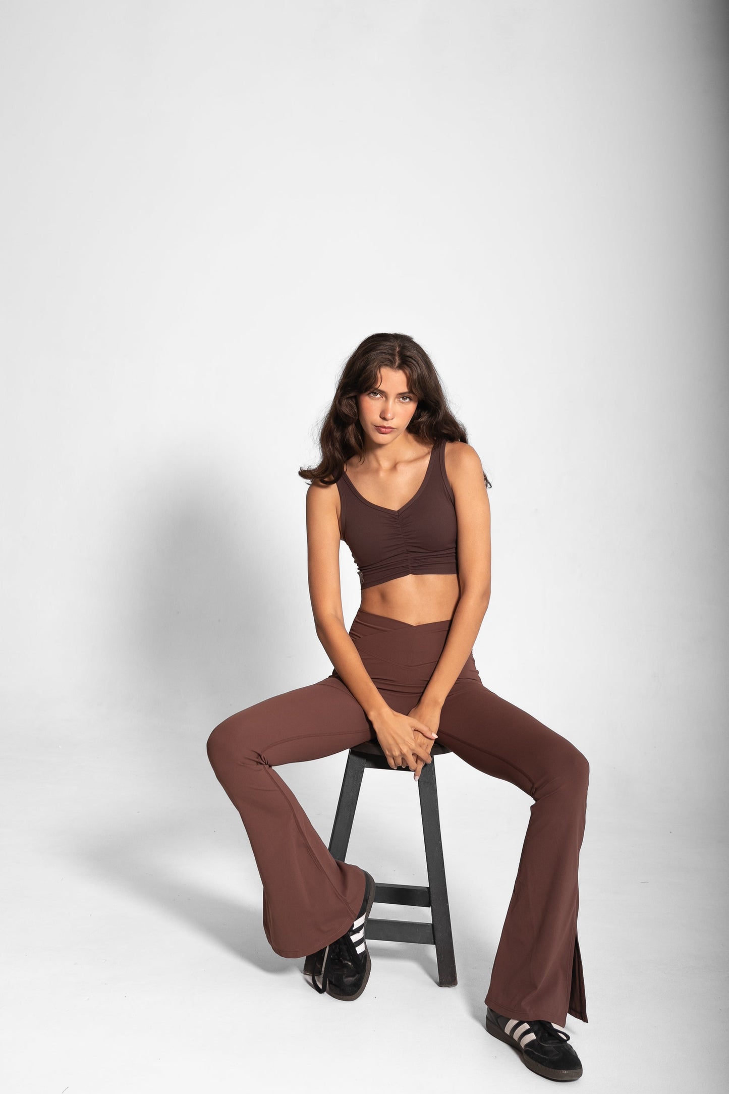 THE SCULPTING FLARE SIDE-SLIT LEGGINGS / CHOCOLATE