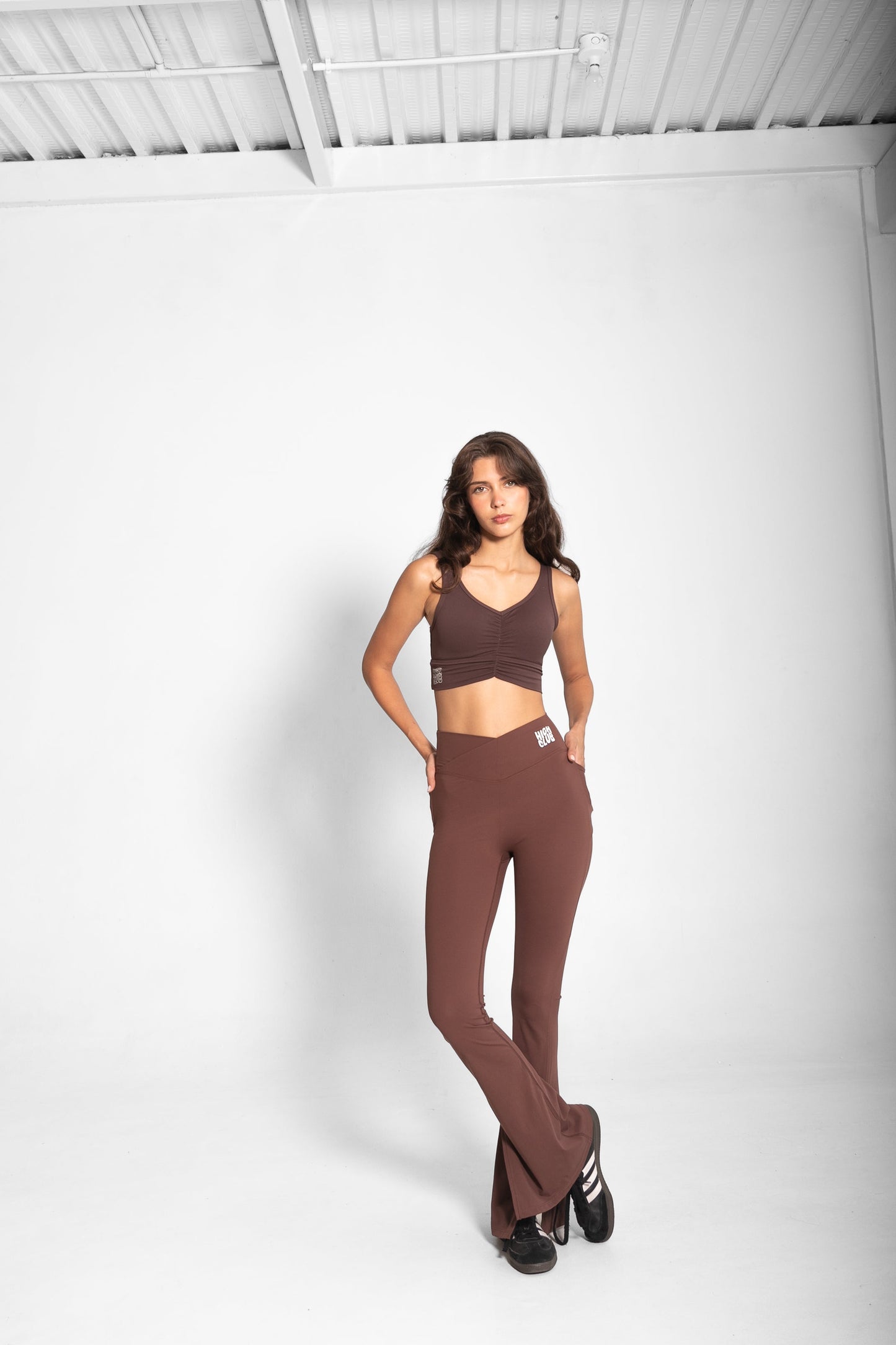 THE SCULPTING FLARE SIDE-SLIT LEGGINGS / CHOCOLATE