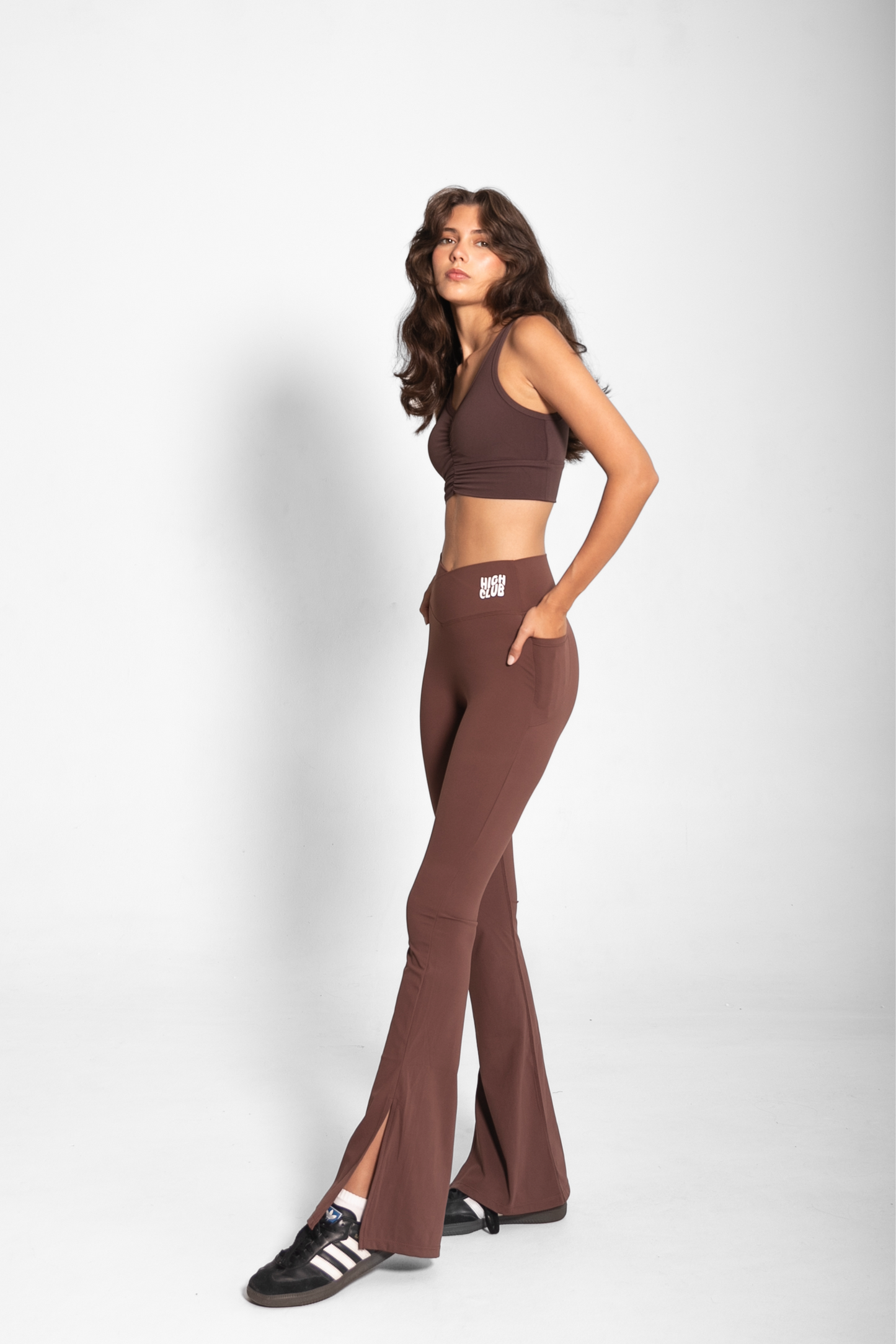 THE SCULPTING FLARE SIDE-SLIT LEGGINGS / CHOCOLATE