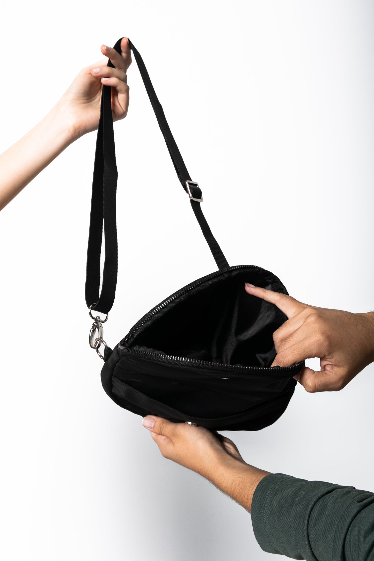 THE EXPLORER MICRO BAG / BLACK