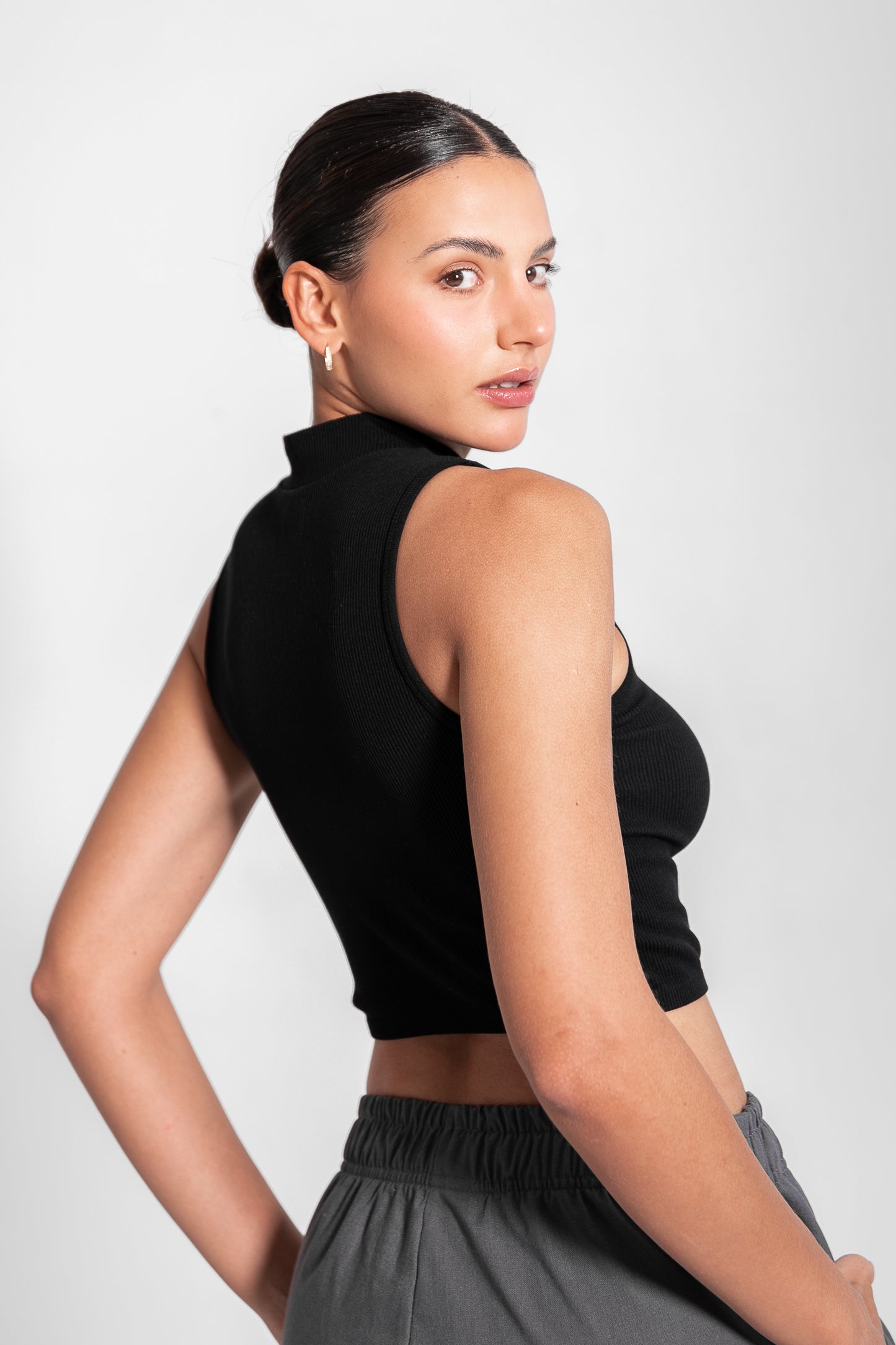 HIGH NECK SARAH CROP TOP / BLACK