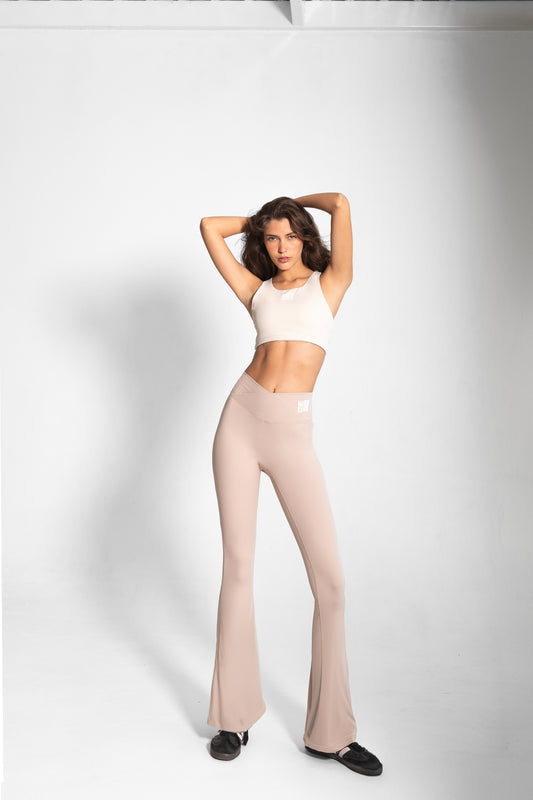 THE SCULPTING FLARE SIDE-SLIT LEGGINGS / CREAM