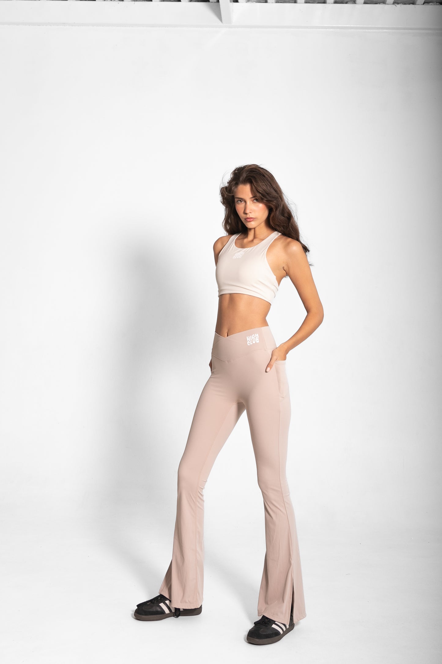 THE SCULPTING FLARE SIDE-SLIT LEGGINGS / CREAM