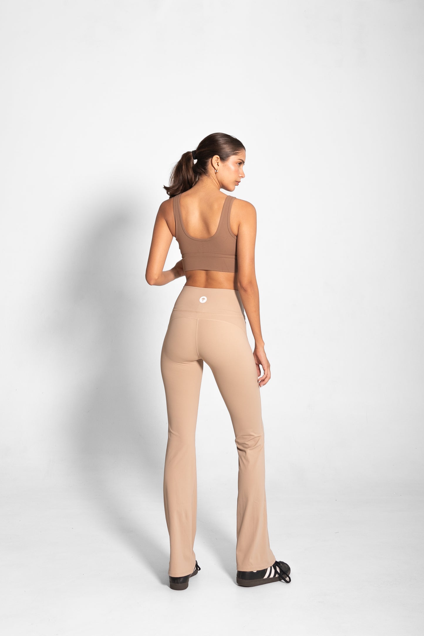 THE SCULPTING FLARE LEGGINGS / BEIGE