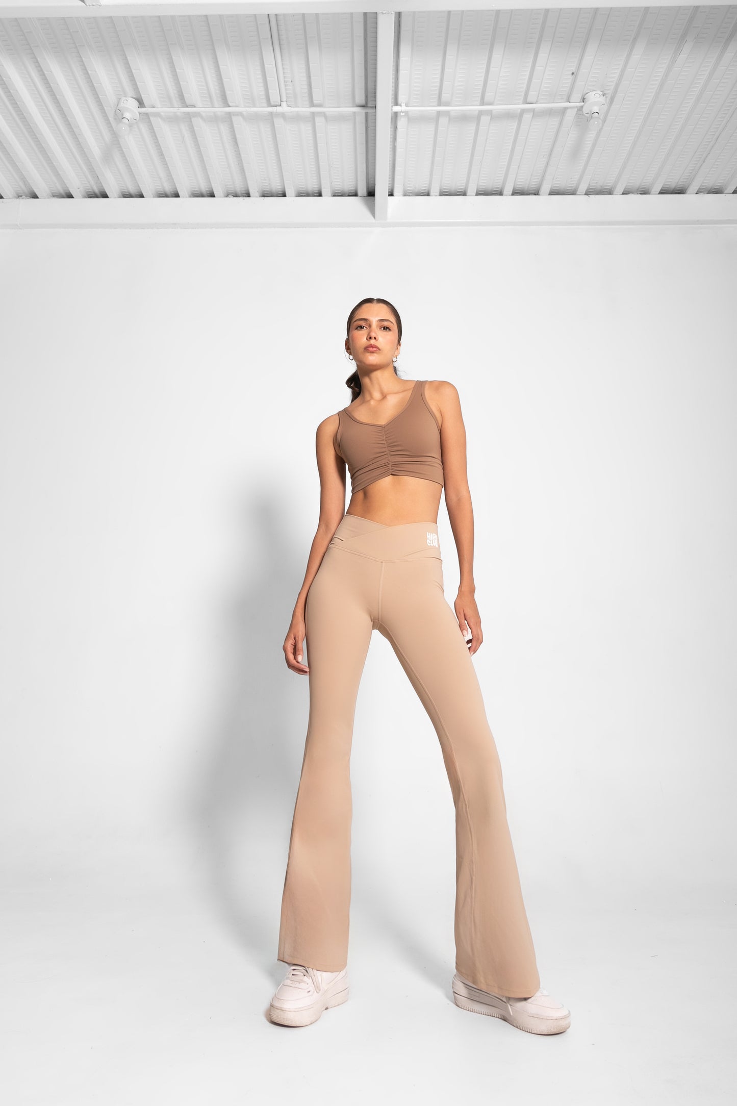 THE SCULPTING FLARE LEGGINGS / BEIGE